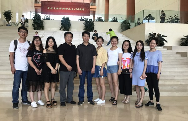 太阳成集团tyc33455艺术硕士（美术）研究生赴中国美术馆开展专题艺术实践教学.jpg